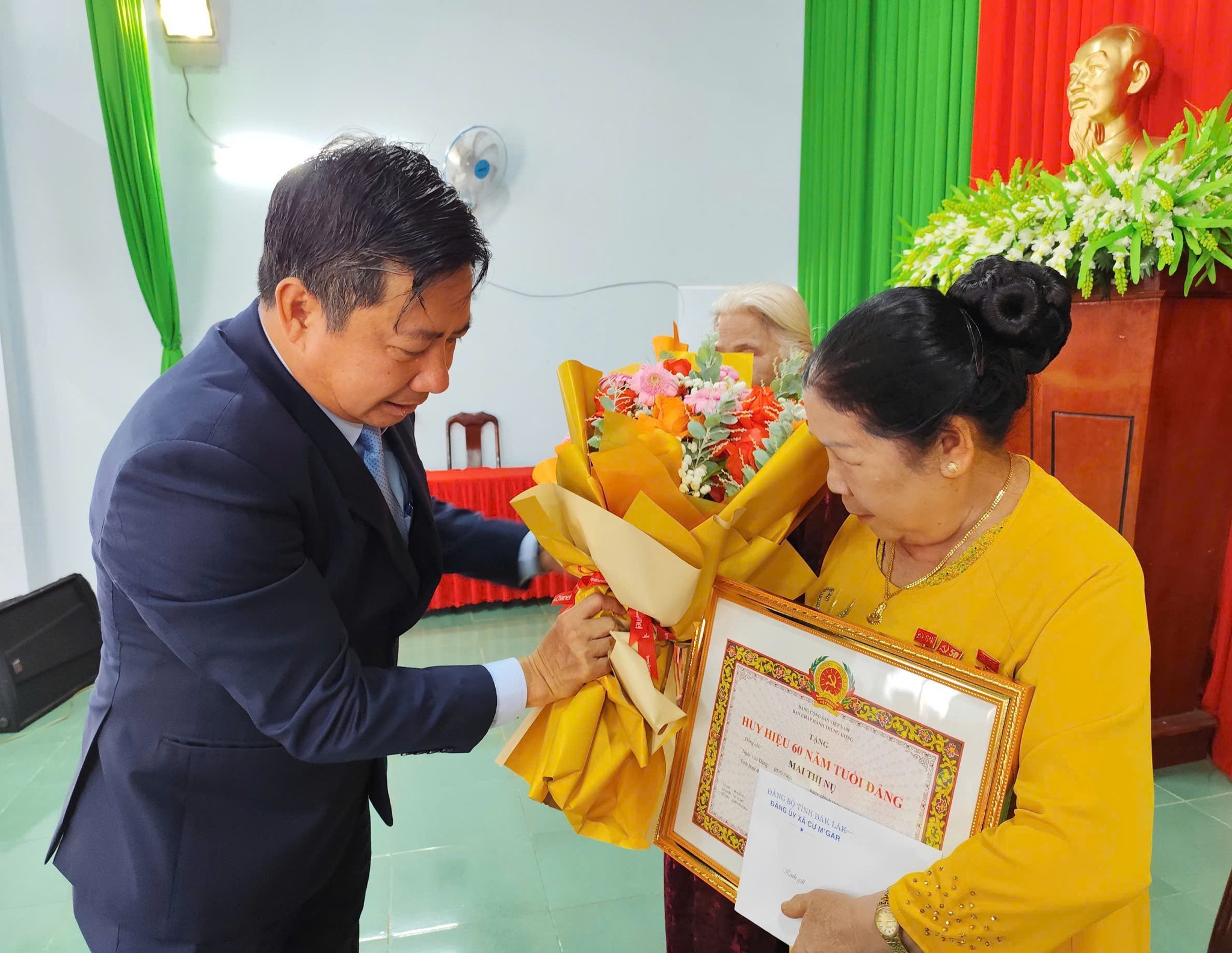 LỄ TRAO TẶNG HUY HIỆU ĐẢNG ĐỢT NGÀY 30/01/2026